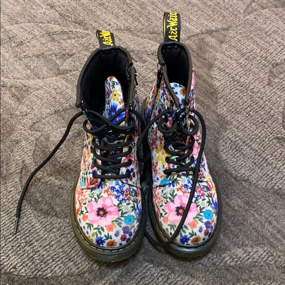 Girls Dr. Martens Delaney Wander Floral boots sz 3